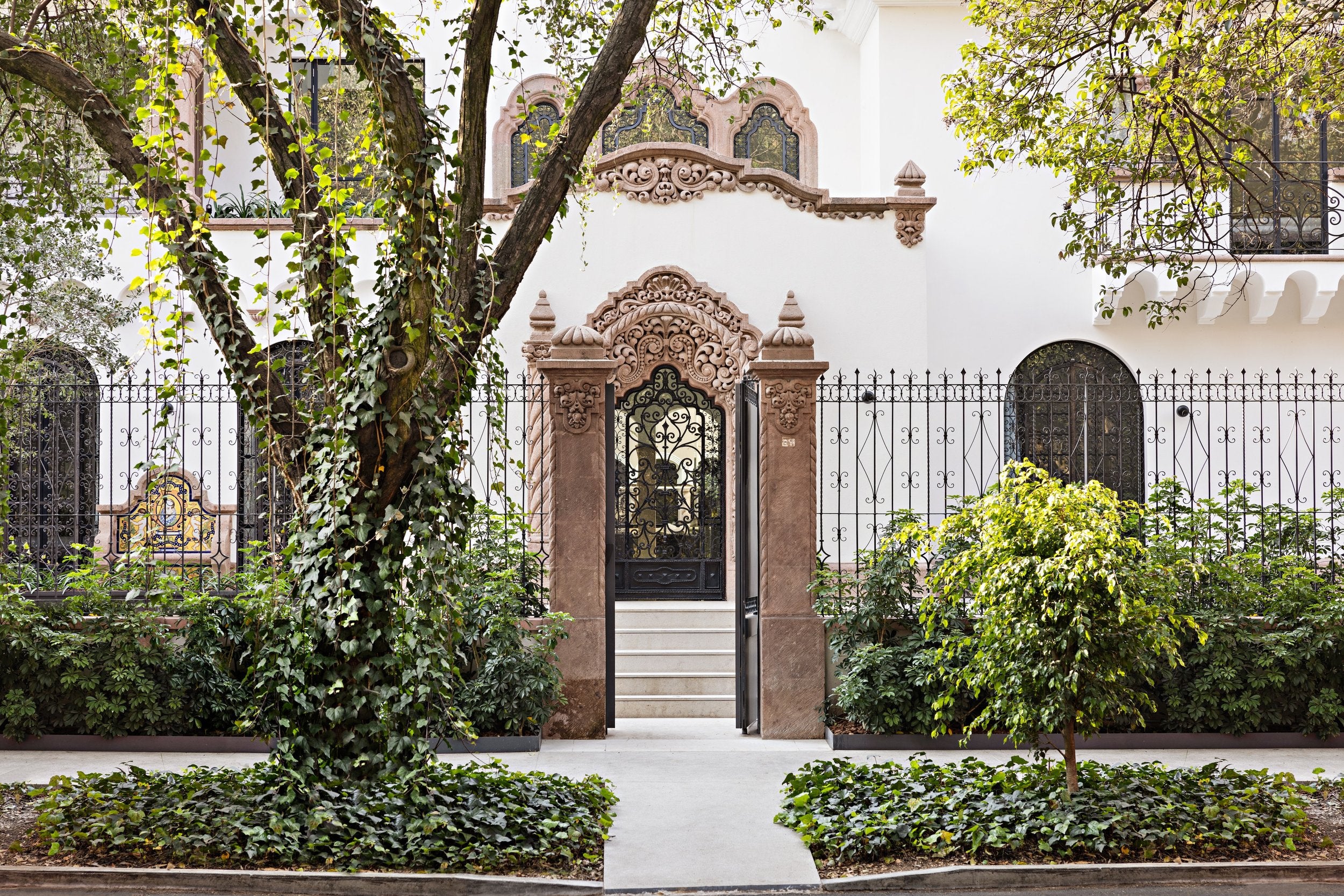02Fac%CC%A7ade%2BCASA_POLANCO_Photographer_%2BKaryn%2BMillet%2B%281%29.jpg